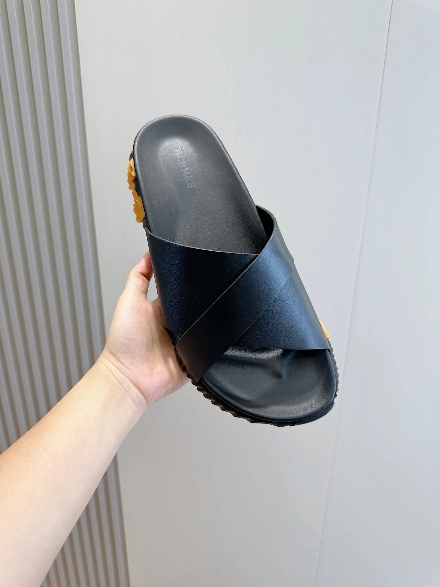 [HERMÈS] Top men's shoes 💰: 340💰 Size: 39-44 (38.45 46 custom-made) Herme*H Home Hermès Men's Sandals and Slippers - Original Replica Purchase the original version and make it one to one, the outsole is privately modeled, and the outsole color corresponding to each color is the same as the original version. Come to those who know the stuff 💪 The ultra-light soles are designed in contrasting colors, and they feel so comfortable on your feet! Calfskin, cowhide feet, private mold outsole.